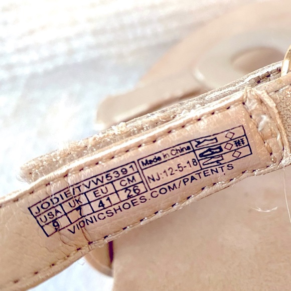 Vionic Jodie Strappy Sandal Velcro Adjustable US9 UK7 EU41 in Champagne - Picture 15 of 16